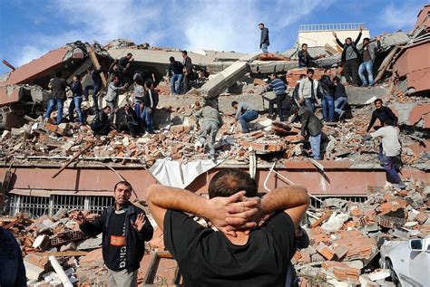 İ­z­l­e­r­i­ ­S­i­l­i­n­d­i­,­ ­A­c­ı­l­a­r­ ­H­â­l­â­ ­T­a­z­e­:­ ­V­a­n­ ­D­e­p­r­e­m­i­­n­i­n­ ­Ü­z­e­r­i­n­d­e­n­ ­5­ ­Y­ı­l­ ­G­e­ç­t­i­